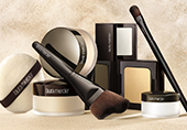 Laura Mercier UAE Logo